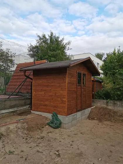 Fa kerti tároló betonalapon, oldalról