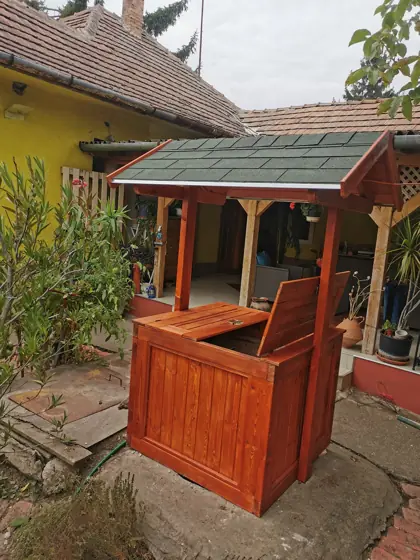 Kút beépítése fa burkolattal és kis nyeregtetővel