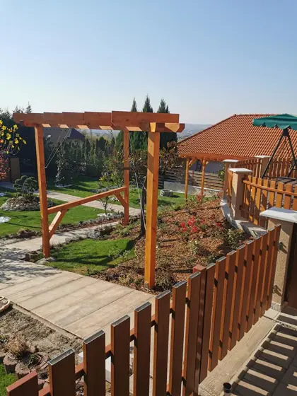 Fa pergola és fa terasz a kertben, kilátással