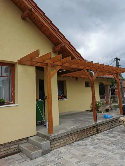 Teraszra épített fa pergola oldalról