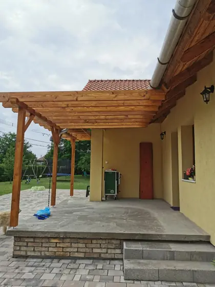 Teraszra épített fa pergola szemből, a terasz lépcsőjével